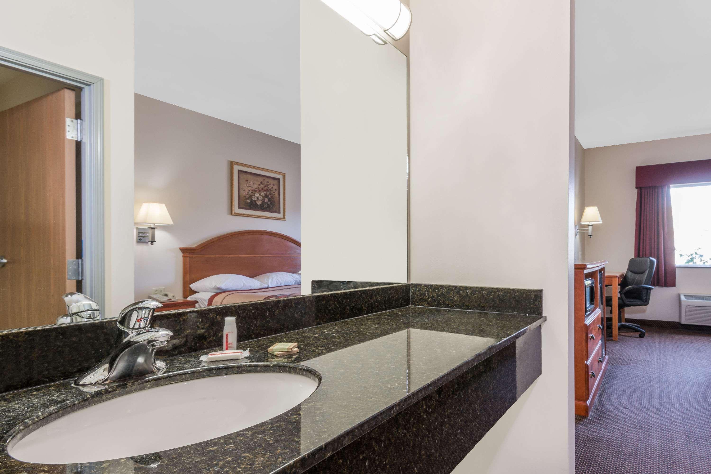 מלון Super 8 By Wyndham סאלינה מראה חיצוני תמונה